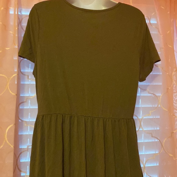 Large olive green dress. Has pockets on the side of the dress. - Picture 2 of 3